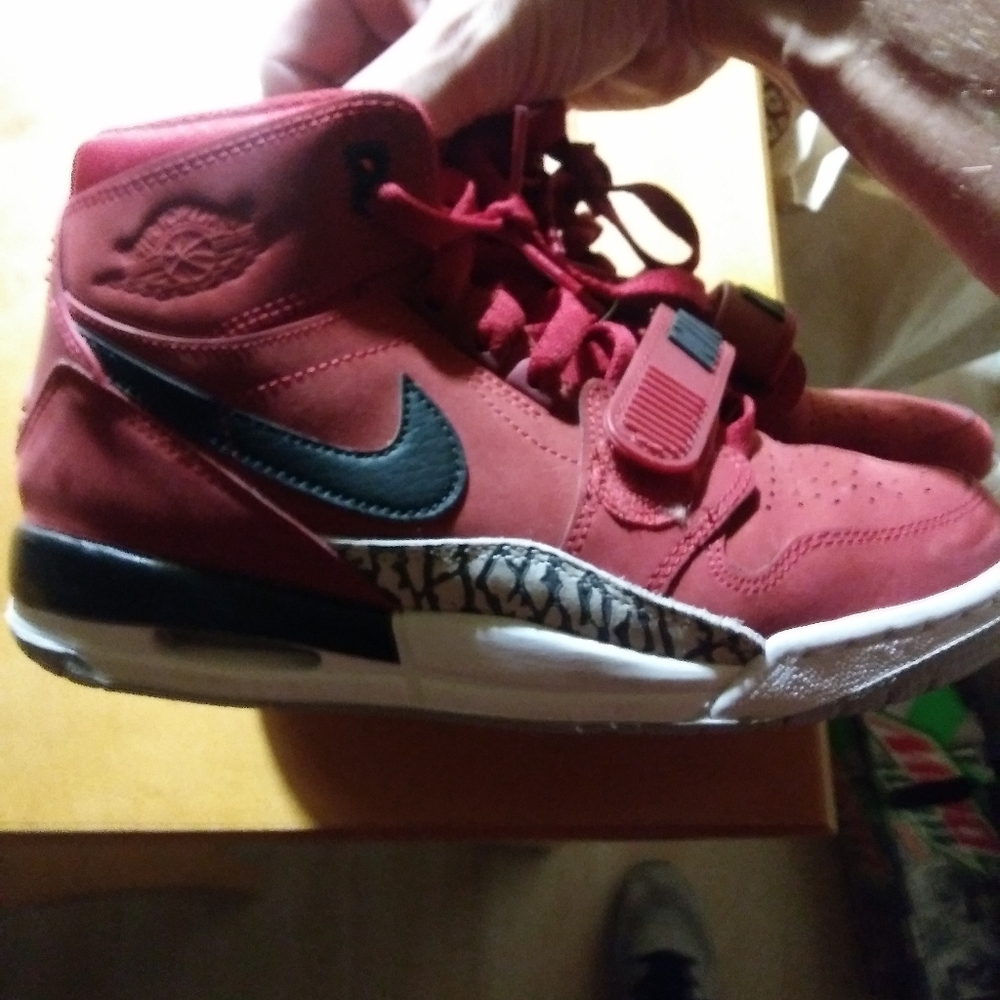 Kids size 4 toros 312 jordans